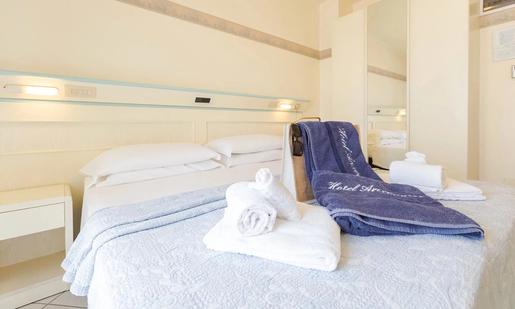 Lit préparé dans une chambre de l'hôtel